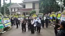 Warga berjalan di sekitar tempat persemayaman Ani Yudhoyono di Puri Cikeas, Bogor, Jawa Barat, Minggu (2/6/2019). Jelang pemakaman Ani Yudhoyono, warga dari berbagai kalangan terus berdatangan ke rumah duka untuk memanjatkan doa serta menyampaikan bela sungkawa. (Liputan6.com/Immanuel Antonius)