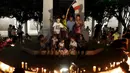 Sejumlah anak dan warga lainnya berkumpul di Plaza de Francia di Panama City, Panama, Sabtu  (14/11/2015). Mereka menata lilin - lilin untuk ikut berduka cita atas tragedi di Paris. (REUTERS/Carlos Jasso)