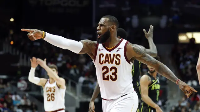 Selebrasi LeBron James saat membantu Cavaliers menekuk Hawks pada lanjutan NBA