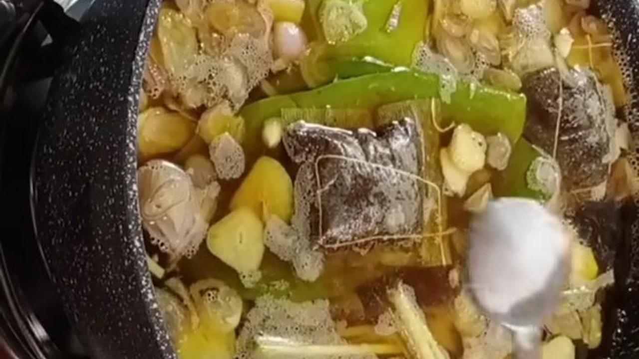 Masukkan Garam dan Kaldu Jamur