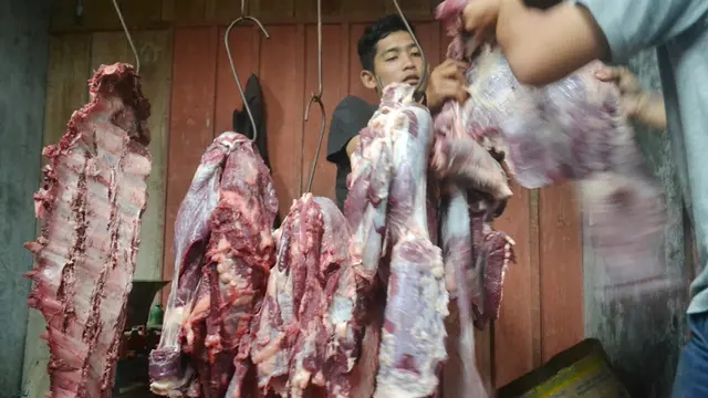 Daging sapi di pasar tradisional dijual dengan harga antara Rp 130 ribu hingga Rp 140 ribu per kilogram. (Foto: Liputan6.com/Muhamad Ridlo)