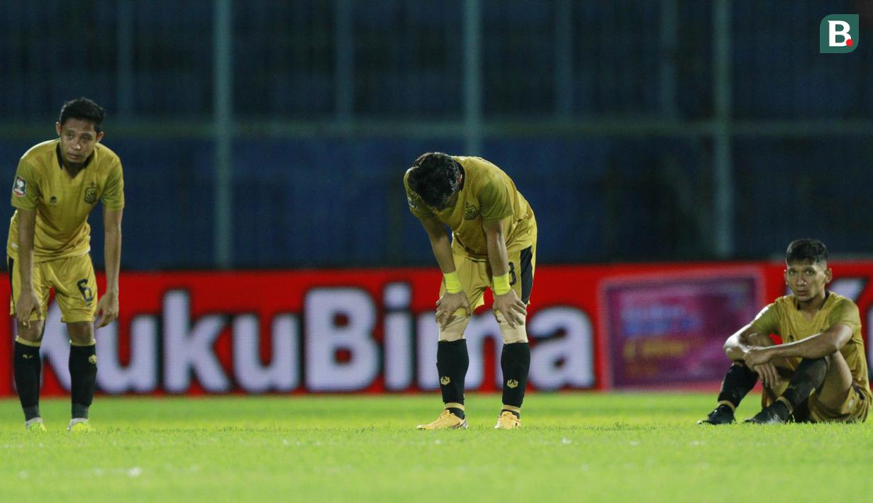 Para pemain Bhayangkara Solo FC tertunduk lesu usai ditaklukkan Persija Jakarta pada laga Piala Menpora 2021 di Stadion Kanjuruhan, Malang, Rabu (31/3/2021). Persija Menang dengan skor 2-1. (Bola.com/M Iqbal Ichsan)