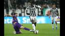 Gelandang Juventus, Paul Pogba (kanan) berusaha melewati pemain Fiorentina Milan Badelj pada leg pertama Semifinal Coppa Italia di stadion Juventus, Turin, Italia (5/3/2015).  Fiorentina Menang 2-1 atas Juventus. (AFP PHOTO/Marco Bertorello)