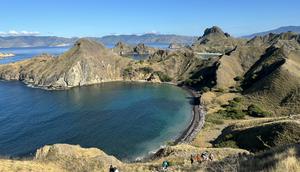 Pemandangan dari puncak Padar di Taman Nasional Komodo di lepas pantai Labuan Bajo, Nusa Tenggara Timur (NTT). (Liputan6.com/Asnida Riani)