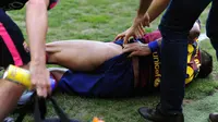 Dani Alves tersungkur kesakitan di pertandingan melawan Athletic Bilbao (JOSEP LAGO / AFP)