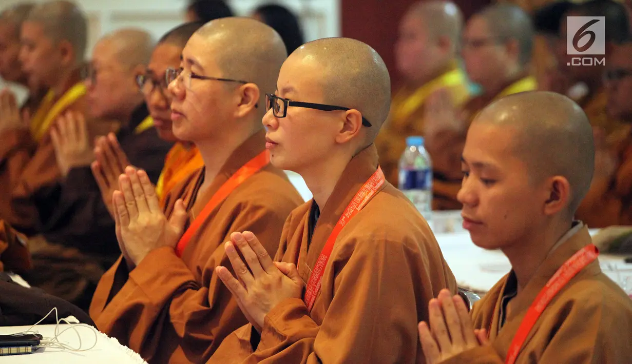 Perwakilan umat Buddha Se Asia saat menghadiri Asian Buddhism Connection Ke 3 di Gedung Praasadha Jinarakkhita, Jakarta, Sabtu (15/9). Konferensi internasional tingkat Asia ini diselenggarakan oleh Sangha Agung Indonesia. (Liputan6.com/Johan Tallo)