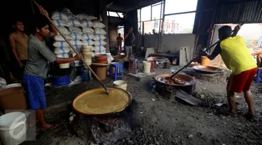 Pekerja membuat dodol betawi "Ibu Ipah" di industri rumahan kawasan Kampung Gedong, Jakarta Timur, Senin (29/6/2015). Produksi dodol Betawi mengalami peningkatan sepuluh kali lipat seiring permintaan jelang Lebaran. (Liputan6.com/Johan Tallo)