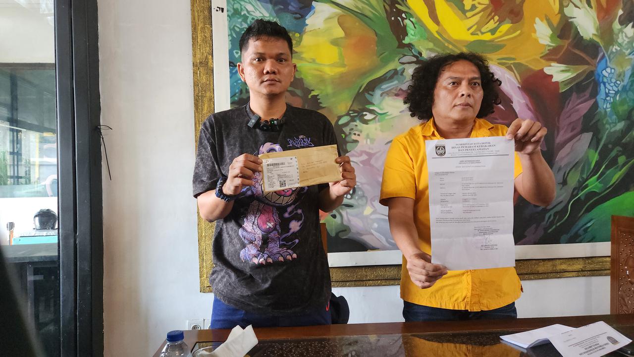 Kuasa Hukum Sandi Butar Butar, Deolipa Yumara bersama Sandi memperlihatkan surat pemberhentian kontrak kerja dari DPKP Kota Depok. (Liputan6.com/Dicky Agung Prihanto)