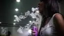 Pecinta Vape atau rokok elektrik sedang mencoba keunggulan alat dan rasa liquid di stand Vape Fair 2016 di Ecovention Hall Ancol, Jakarta, Minggu (27/11). (Liputan6.com/Faizal Fanani)