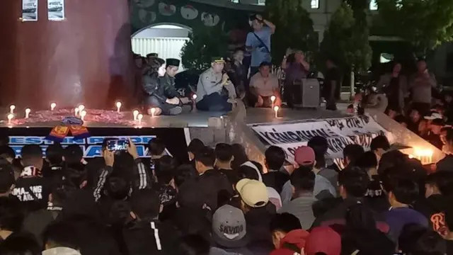 Ratusan Aremania dan Bonek Lumajang menggelar doa bersama untuk korban tragedi Kanjuruhan (Istimewa)