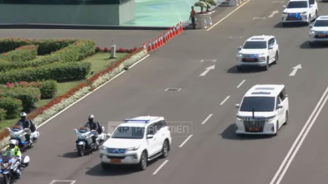 Mobil presiden terpilih Prabowo Subianto tiba di Kompleks MPR/DPR