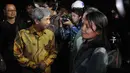 Wakil Menlu, AM Fachir (kiri) berbincang dengan sejumlah WNI yang selamat dari gempa Nepal usai acara penyambutan di Lanud Halim Perdanakusuma, Jakarta, Rabu (6/5). 26 WNI beserta relawan dan tim evakuasi tiba di Tanah Air. (Liputan6.com/Johan Tallo)