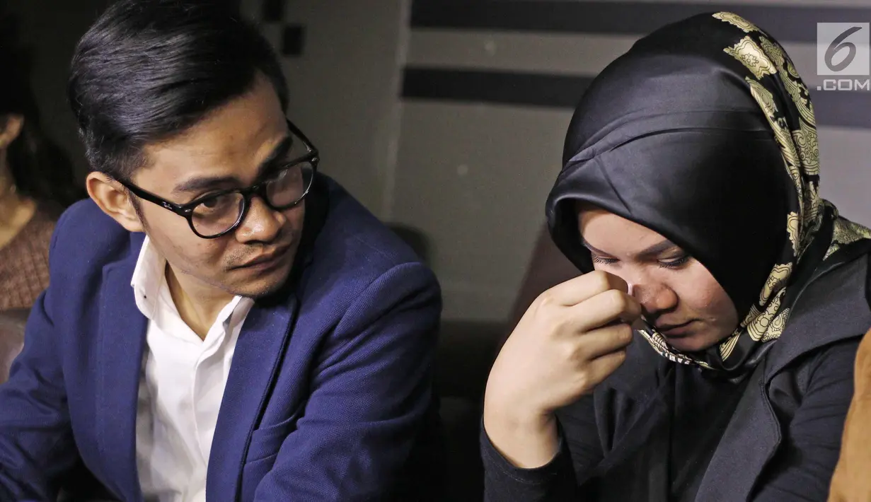 Istri Aldi Taher, Georgia Aisyah menghapus air mata saat memberi keterangan soal gugat cerai ke Aldi Taher, Jakarta, Jumat (03/11). Georgia menjelaskan gugat cerainya karena dirinya tidak cocok sebelum Aldi kena kanker. (Liputan6.com/Herman Zakharia)
