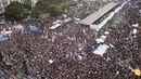 Ribuan orang berdemonstrasi menentang kebijakan Presiden Mauricio Macri di Buenos Aires, Argentina, Senin (9/7). Demonstran menentang kebijakan Mauricio atas pinjaman International Monetary Fund (IMF). (AP Photo/Jorge Saenz)