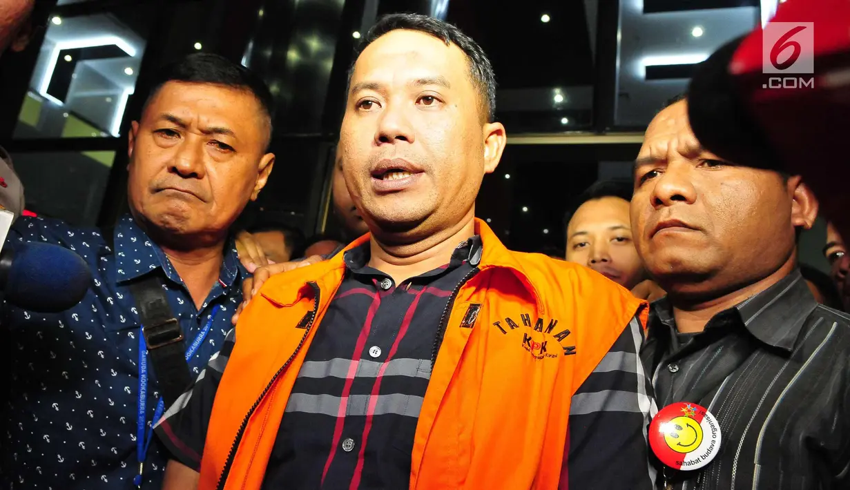 Ekspresi Wali Kota Cilegon Tubagus Iman Ariyadi saat keluar dari Gedung KPK, Jakarta, Minggu (24/9). KPK mengamankan uang bersama enam orang tersangka diantaranya pejabat Pemda Cilegon dan pihak swasta, termasuk TB Iman Aryadi. (Liputan6.com/Helmi Afandi)