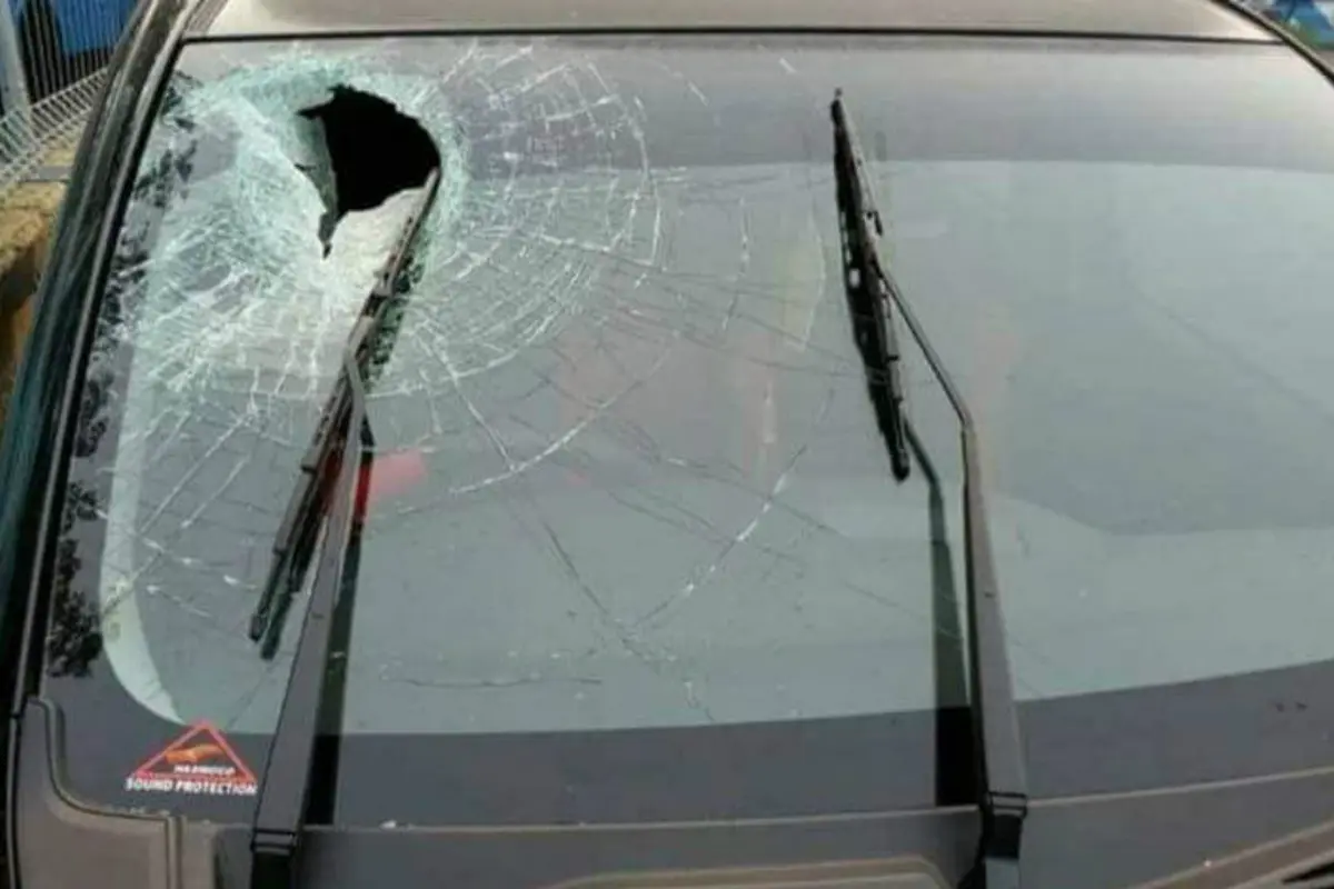 Mobil yang rusak dilempar batu di Tol arah Cikampek KM 63 (Dok. Istimewa)