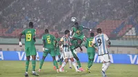 Duel antara Argentina U-17 dan Senegal U-17 pada laga Grup D Piala Dunia U-17 2023 di Stadion Si Jalak Harupat, Bandung, Sabtu (11/11/2023). (Dok.LOC Piala Dunia 2017)