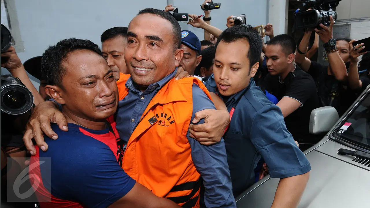 20170126-Peluk dan Tangis Antar Bupati Buton non Aktif ke Ruang Tahanan KPK-Jakarta
