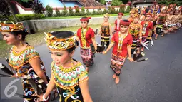 Peserta mengikuti karnaval pembukaan Hari Tari Dunia di kampus ISI Surakarta, Kamis (28/4). Sejumlah penari akan berpartisipasi menari selama 24 jam. (Liputan6.com/Boy Harjanto)