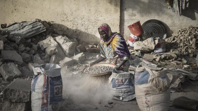 FOTO: Dalam Debu dan Panas, Wanita Chad Hancurkan Kerikil untuk Penuhi Kebutuhan