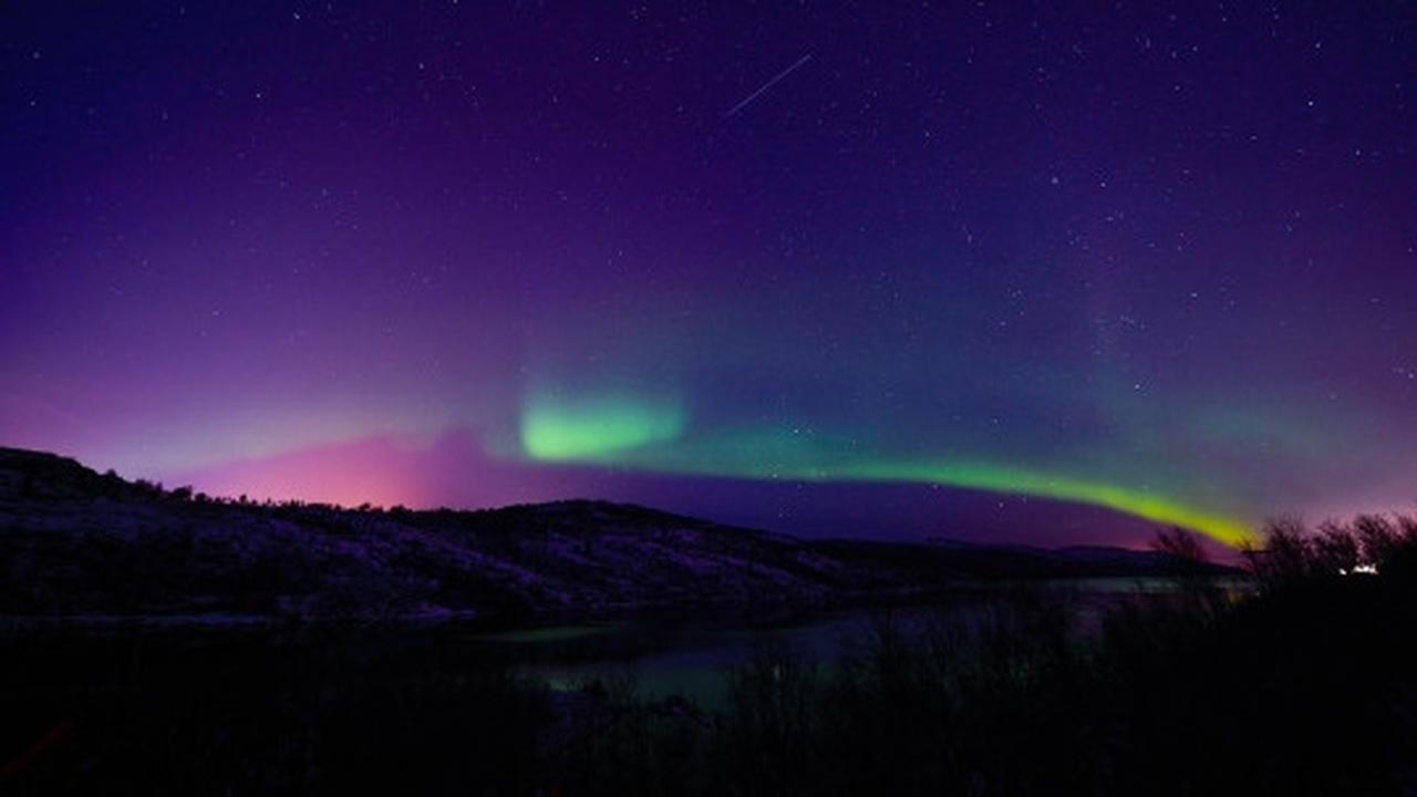 Keindahan fenomena aurora borealis terangi langit malam Norwegia