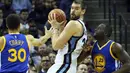 Pebasket Memphis  Marc Gasol (tengah) dihadang pebasket  Warriors Stephen Curry (kiri) dan Draymond Green (kanan) di FedExForum, Memphis, Kamis(12/11/2015) WIB. Golden State menang 100-84. (Mandatory Credit: Nelson Chenault-USA TODAY Sports)