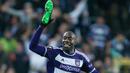 Striker Anderlecht, Stefano Okaka merayakan gol dengan mengangkat sepatunya saat laga Liga Europa melawan Tottenham di Stadion Constant Van den Stock, Belgia, Kamis (22/10/2015). (EPA/Laurent Dubrule)