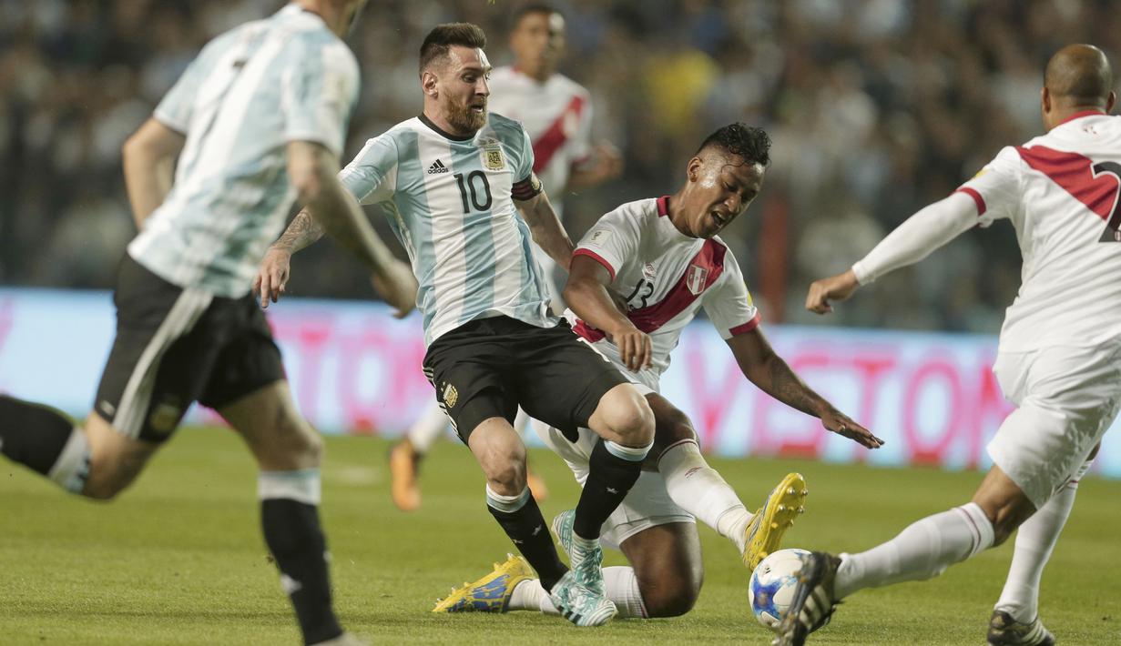 Lionel Messi (tengah) saat diadang pemain Peru, Renato Tapia, pada laga Kualifikasi Piala Dunia 2018 di Buenos Aires, (5/10/2017). Argentina bermain imbang 0-0 lawan Peru. (AP/Victor R. Caivano)