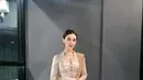 Pesona ningrat terpancar nyata dari penampilan berkebaya Aaliyah Massaid ini. Ia tampil anggun mengenakan kebaya kutu baru cokelat dengan detail bordir payet di bagian tengah, dipadu dengan kain batik sebagai rok dan selendang cokelat yang serasi. [Instagram/aaliyah.massaid]