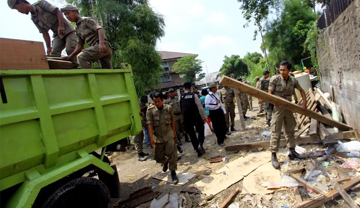 Petugas Satpol PP membongkar bangunan liar di bantaran Sungai Ciliwung, Kali Pasir, Cikini, Jakarta, Rabu (7/5/2014) (Liputan6.com/Johan Tallo).