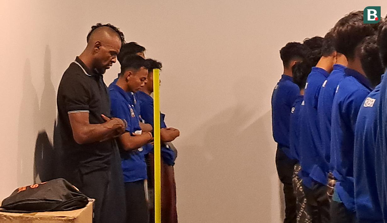 Legenda sepak bola Prancis, Eric Abidal menunaikan salat Maghrib berjamaah sebelum kegiatan BRImo Future Garuda di Lapangan BRILiaN Stadium, Jalan Fatmawati Raya, Jakarta, Selasa (30/05/2023). (Bola.com/Muhammad Adiyaksa)