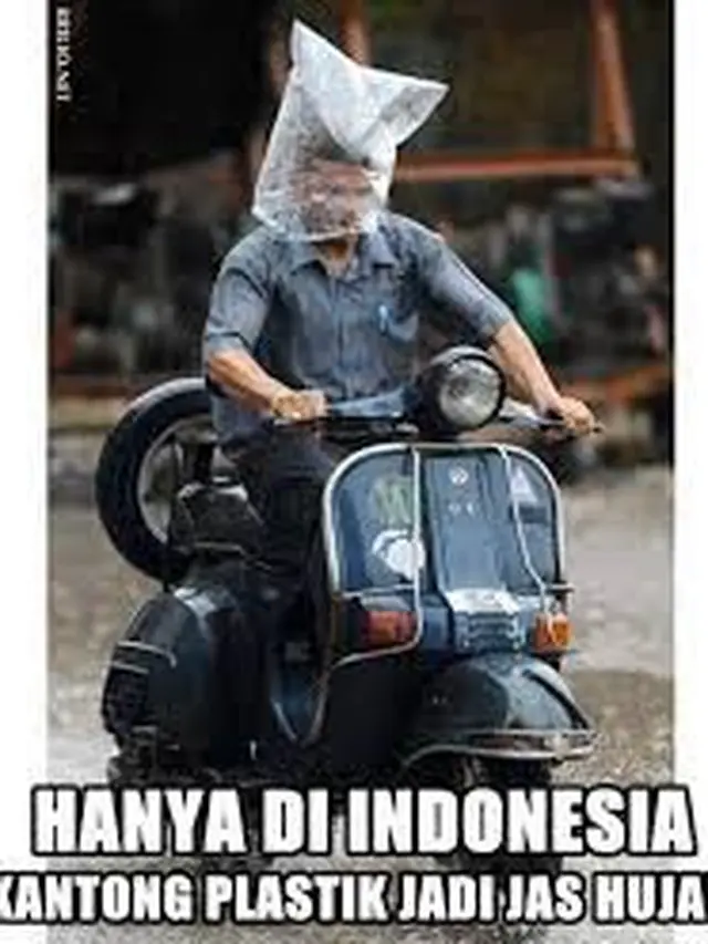 10 Momen Pengendara Pakai Jas Hujan Plastik saat Hujan Ini Kocak