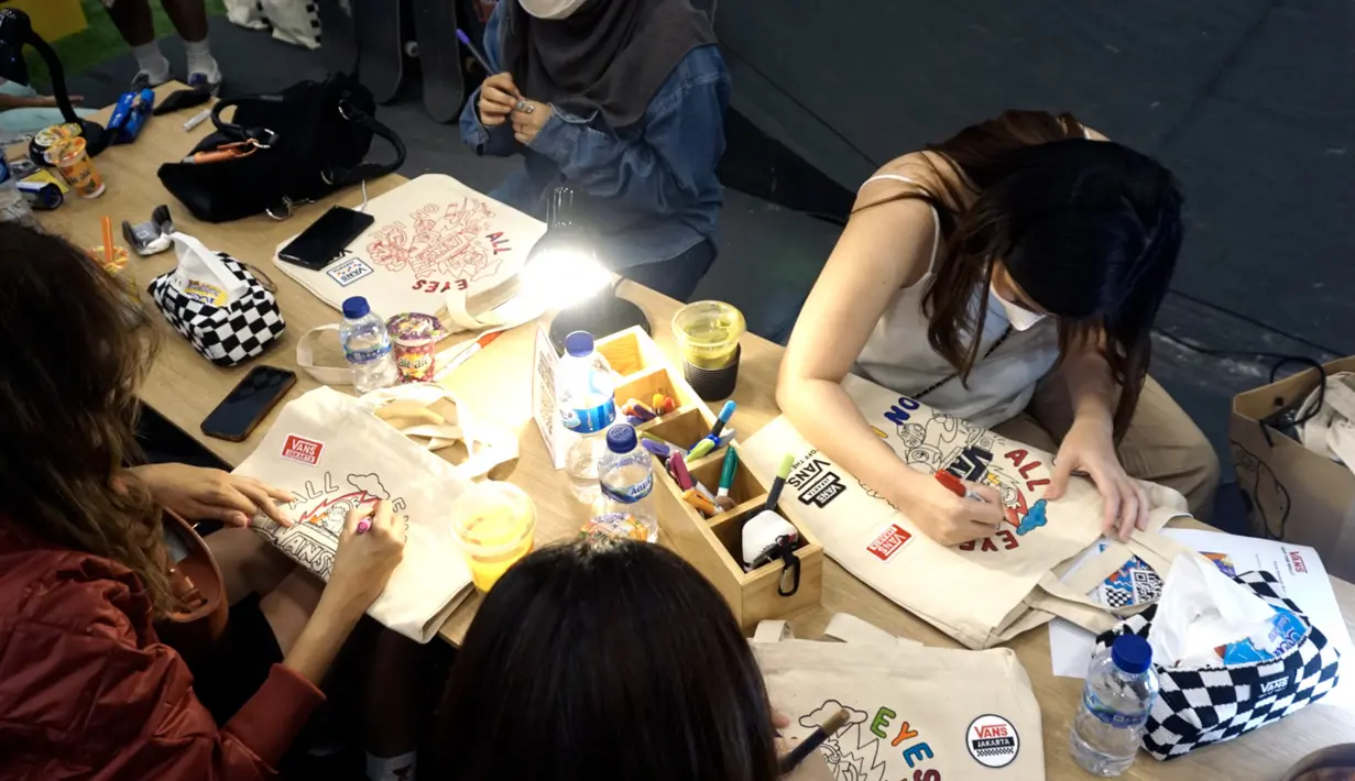 Selain skate clinic, Art & Creative Workshop menjadi kegiatan utama yang ditawarkan oleh Vans di JSD 2023.
Workshop di booth Vans tersedia gratis dan terbuka untuk semua pengunjung JSD 2023 meskipun tempat yang
tersedia sangat terbatas. [Foto: Vans.dok]