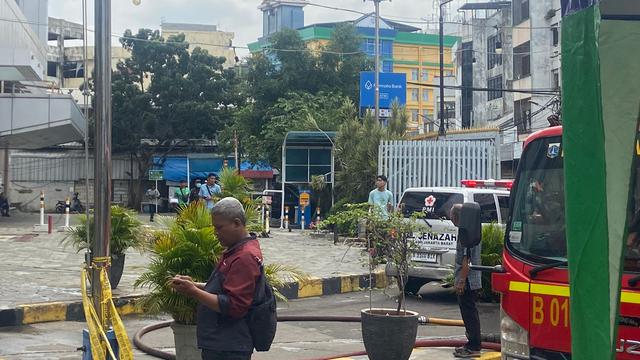 Petugas Evakuasi 1 Kantong Jenazah dari Gedung Glodok Plaza yang Terbakar