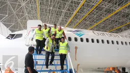 Menteri BUMN Rini Soemarno (kanan) mengecek pesawat yang terparkir di dalam hanggar usai peresmian hanggar keempat milik Garuda di area Bandara Soekarno-Hatta, Cengkareng, Tangerang, Senin (28/9). (Liputan6.com/Angga Yuniar)