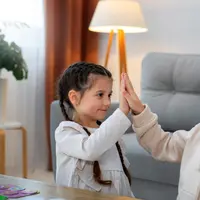 Sebagai orangtua, lingkungan rumah menjadi fondasi terbesar bagi keberanian anak. Cara orangtua bereaksi terhadap usaha kecil anak, bagaimana mereka merespons kegagalan, atau bagaimana mereka menunjukkan contoh nyata akan memengaruhi keberanian anak mengambil langkah pertama. (foto/dok: freepik)