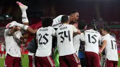 Pemain Arsenal merayakan kemenangan atas Liverpool pada laga lanjutan Piala Liga Inggris di Stadion Anfield, Jumat (2/10/2020) dini hari WIB. Arsenal menang 5-4 atas Liverpool lewat adu penalti. (AFP/Peter Byrne)