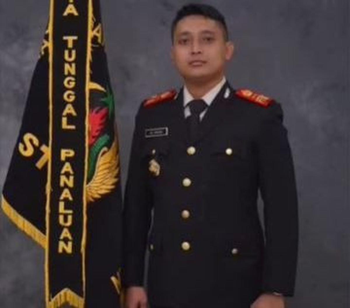 Perjuangan keras seorang anak penjual ayam hingga berhasil menjadi Perwira Polri mendapat banyak sorotan warganet. Kisahnya sempat beredar di media sosial karena latar belakang keluarganya tak menghalangi cita-citanya.
