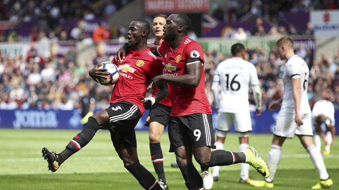 Bek Manchester United (MU), Eric Bailly (kiri) rayakan gol ke gawang Swansea City pada laga di Liberty Stadium, Sabtu (19/8/2017). (AP Photo/Nick Potts)