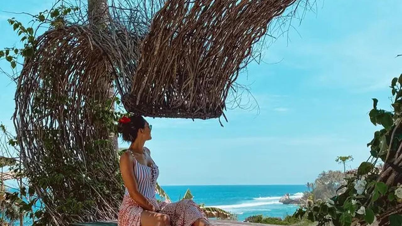 11 Inspirasi Outfit dengan Sandal ala Luna Maya, Cocok Ditiru untuk Liburan