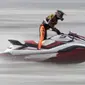 Atlet jetski Indonesia, Aqsa Aswar, memacu kecepatan pada nomor Pro F1 Open Jetracer Wolrd Championship di Jetski Academi Ancol, Jakarta, Jumat (29/3).  Jetracer Wolrd Championship akan berlangsung hingga Minggu (31/3). (Bola.com/Vitalis Yogi Trisna)