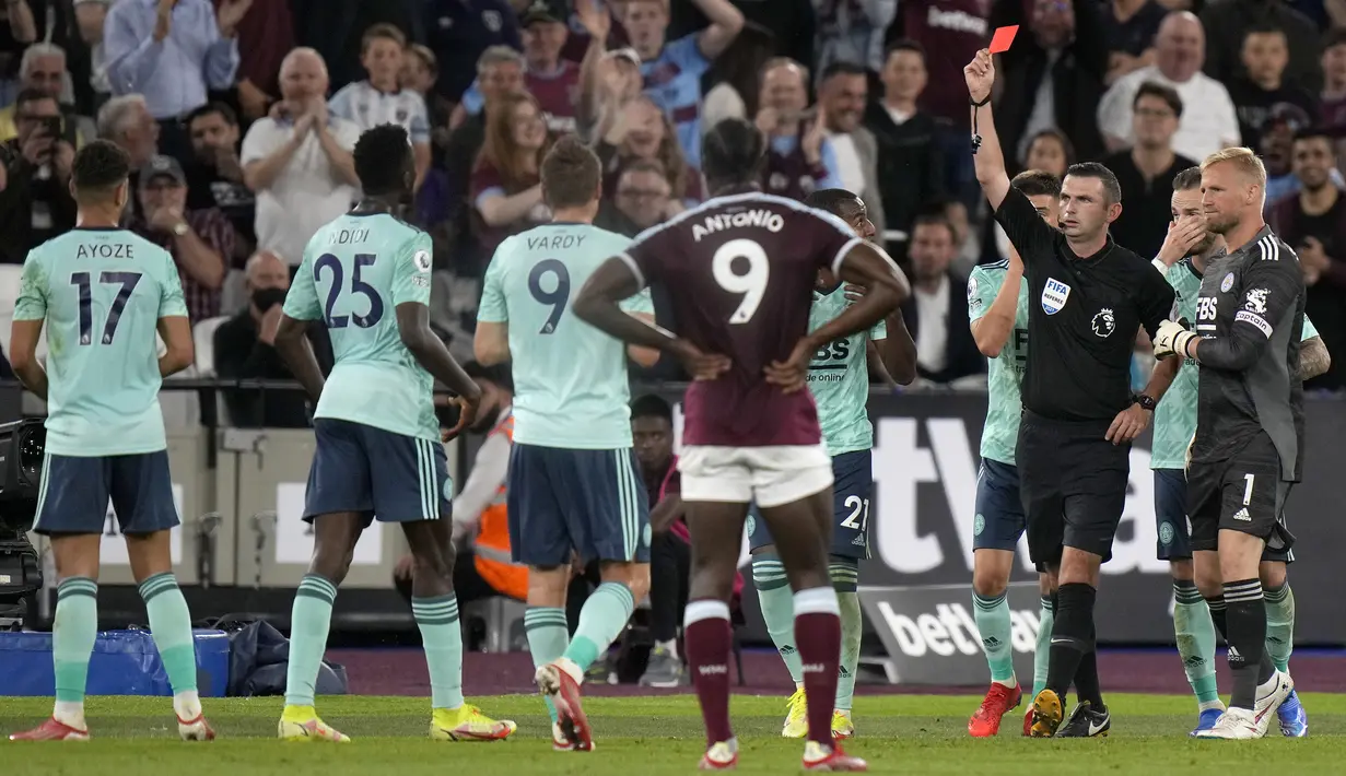 Wasit Michael Oliver menunjukkan kartu merah kepada pemain Leicester City Ayoze Perez usai melakukan pelanggaran terhadap pemain West Ham United Pablo Fornals pada pertandingan Liga Inggris di London Stadium, London, Inggris, Senin (23/8/2021). West Ham United menang 4-1. (AP Photo/Alastair Grant)
