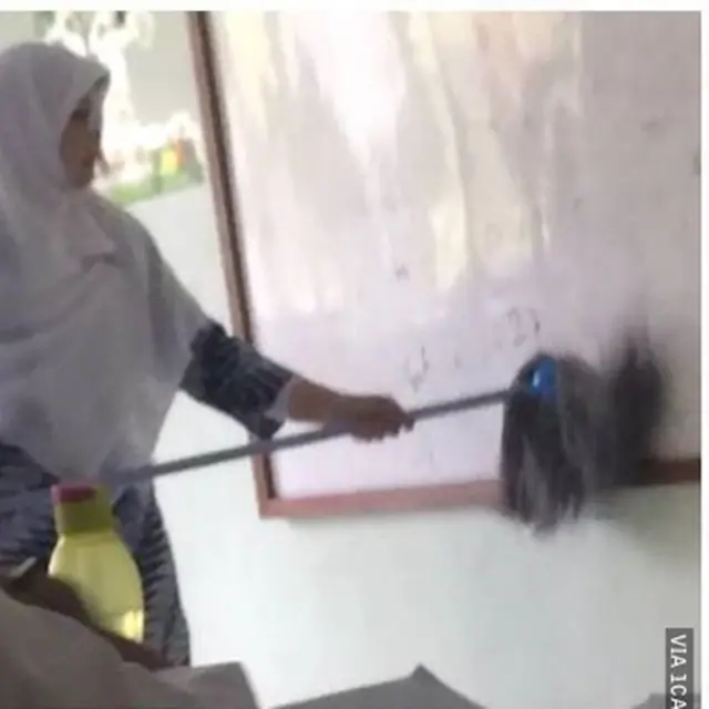 6 Potret Pengganti Alat Tulis yang Dipakai Guru Nulis di Papan Ini Bikin Tepuk Jidat