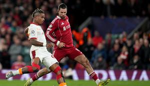 Duel Mario Lemina dan Dominik Szoboszlai dalam laga leg kedua babak 16 besar Liga Champions antara Liverpool vs Galatasaray di Anfield, 19 Maret 2026. (AP Photo/Jon Super)