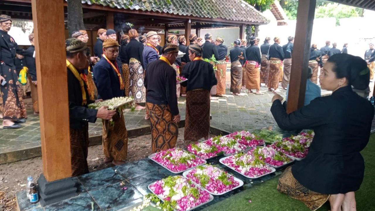 Keluarga Keraton Surakarta Ziarah ke Makam Raja-Raja Mataram