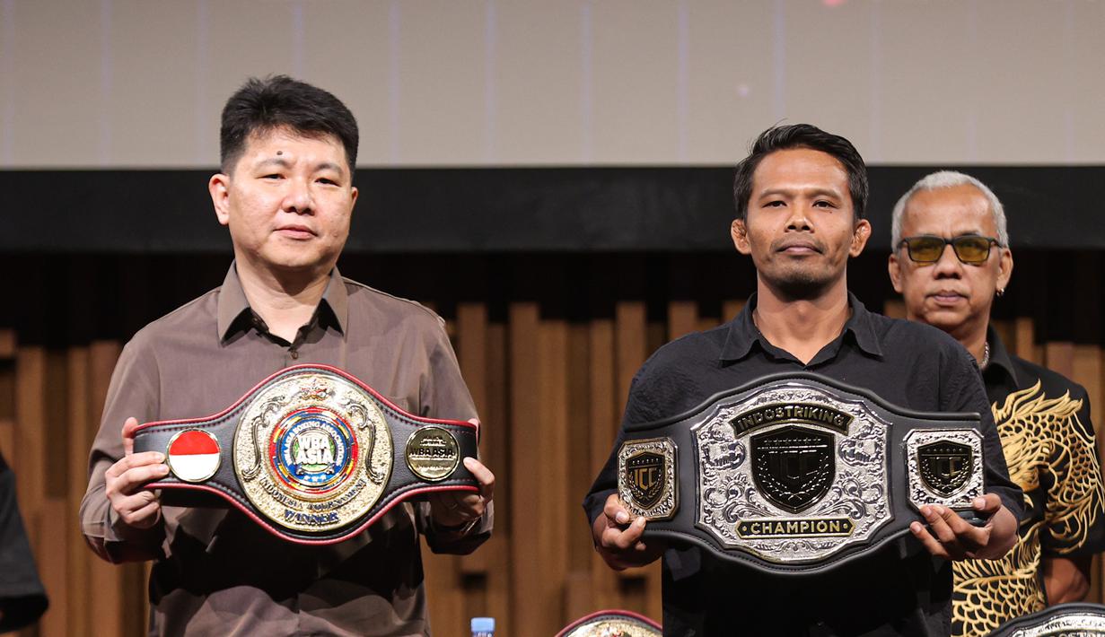 Head of Sports Business Emtek Group sekaligus CEO Nex, Hendy Lim (kiri) bersama Ketua Interdisciplinary Combat Council (ICC), Suwardi (kanan) menunjukan sabuk juara di sela-sela konferensi pers terkait Nex Road To Champion di SCTV Tower, Selasa (7/4/2026).