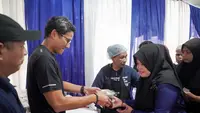 Tebar Berkah Idul Adha, Sandiaga Salurkan Rendang Kurban untuk Warga Kampung Cahaya