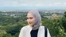 Melody juga mengenakan kerudung abu-abu. Ia membawa tas hitam model sling. [@melodylaksani92]