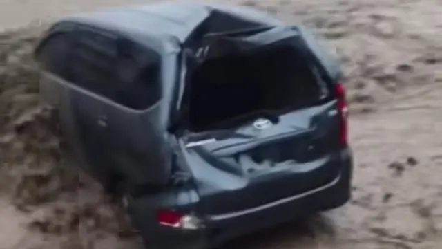 Sebuah mobil hanyut terseret banjir di Jalan Bali Raya, Desa Cijayanti, Kecamatan Babakan Madang, Kabupaten Bogor, Rabu (11/2/2026) sore.