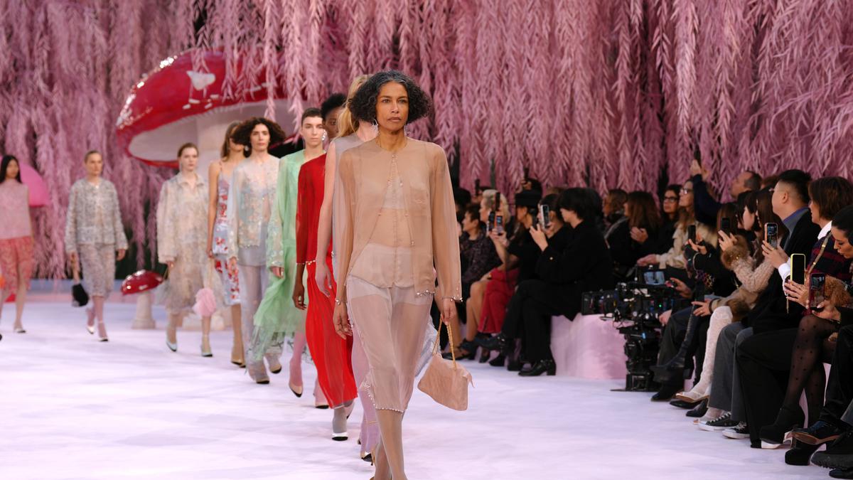 Debut Matthieu Blazy Rancang Koleksi Haute Couture Chanel, Gaun Transparan Mendominasi